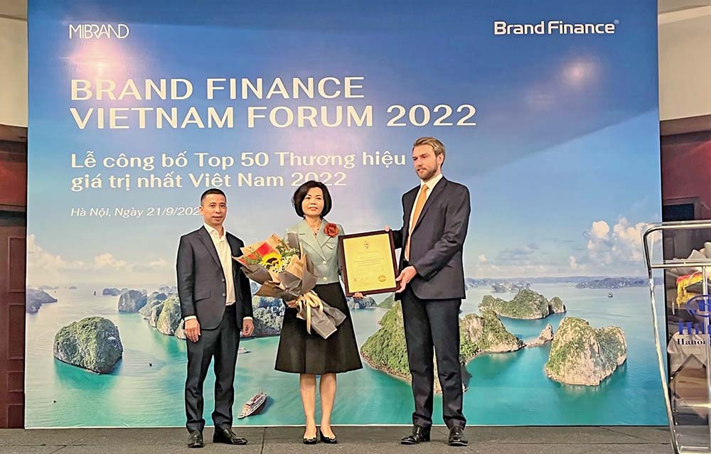 Đại diện Brand Finance trao chứng nhận “Vinamilk - Thương hiệu sữa lớn thứ 6 thế giới” cho Bà Bùi Thị Hương, Giám đốc Điều hành Vinamilk