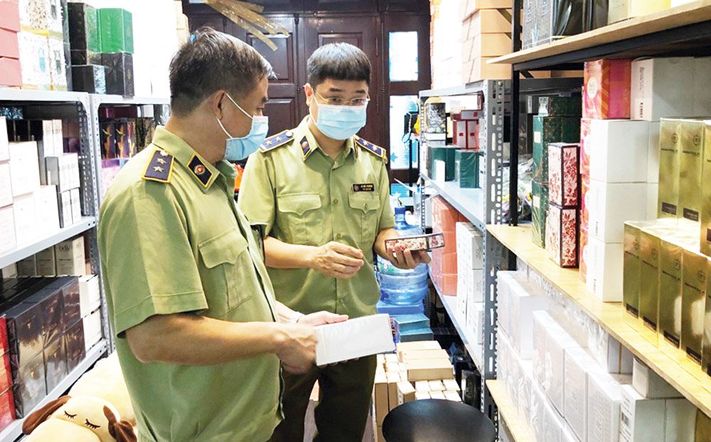 Lực lượng quản lý thị trường đang kiểm tra một cơ sở kinh doanh mỹ phẩm tại Hà Nội