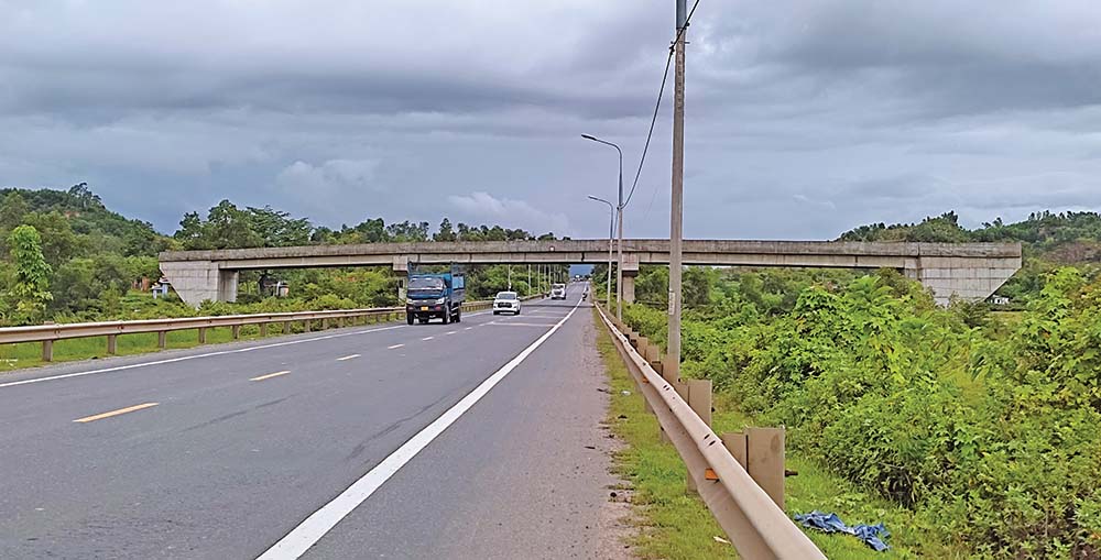 Cầu vượt như cổng chào vắt ngang qua đường quốc lộ tại huyện Hòa Vang 	Ảnh: Nguyễn Toàn	