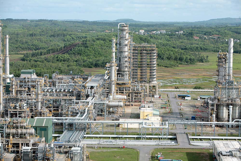 Nhà máy Lọc dầu Dung Quất, công trinh có quy mô 148.000 thùng/ngày, được đưa vào vận hành thương mại từ năm 2009 