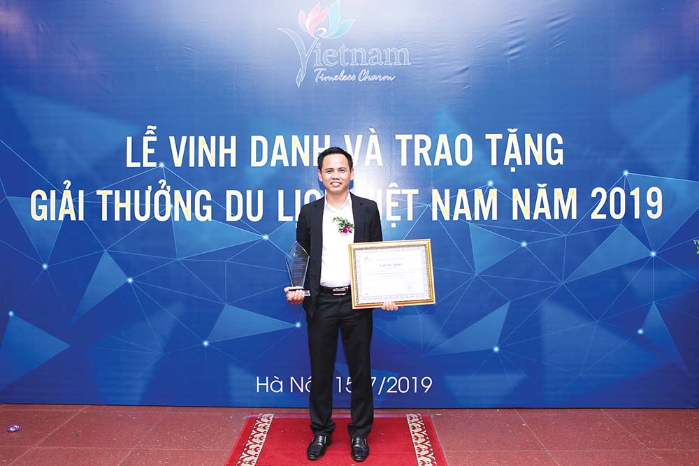 Ông Đỗ Văn Thức đại diện Đất Việt Tour nhận chứng nhận “Top 10 doanh nghiệp kinh doanh dịch vụ lữ hành nội địa tốt nhất Việt Nam 2019” của Bộ Văn hóa, Thể thao và Du lịch