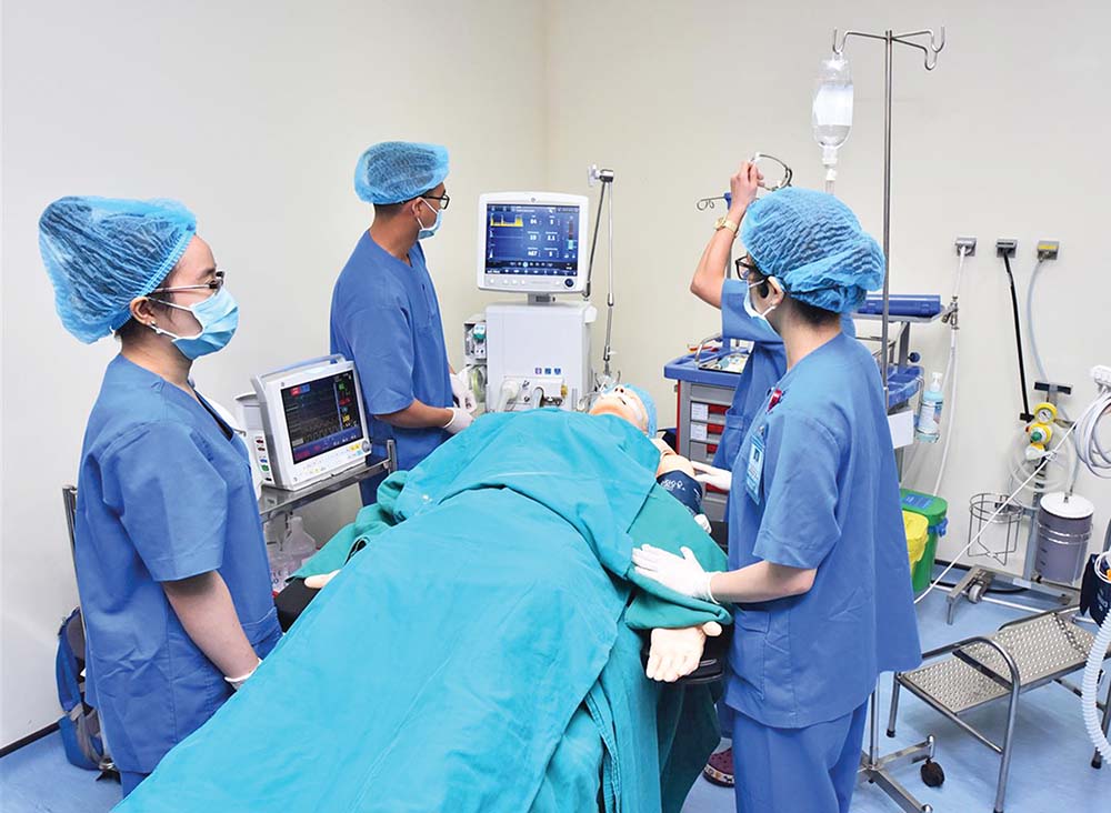 Hàng ngàn y, bác sĩ nghỉ việc, khiến các bệnh viện tại TP.HCM thiếu nhân lực trầm trọng 