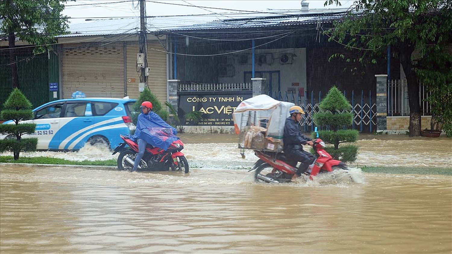 Đường 23 tháng 10, đoạn qua thôn Phú Trung, xã Vĩnh Thạnh (Nha Trang) thường xuyên bị ngập sâu khi có mưa, lũ lớn	Ảnh: Nhiệt Băng	