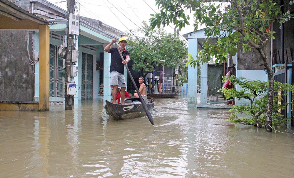 Người dân phường Phước Hòa, TP. Tam Kỳ (tỉnh Quảng Nam) phải dùng ghe di chuyển trên phố sau trận mưa lớn vào ngày 10/10/2022	Ảnh: Nhiệt Băng	