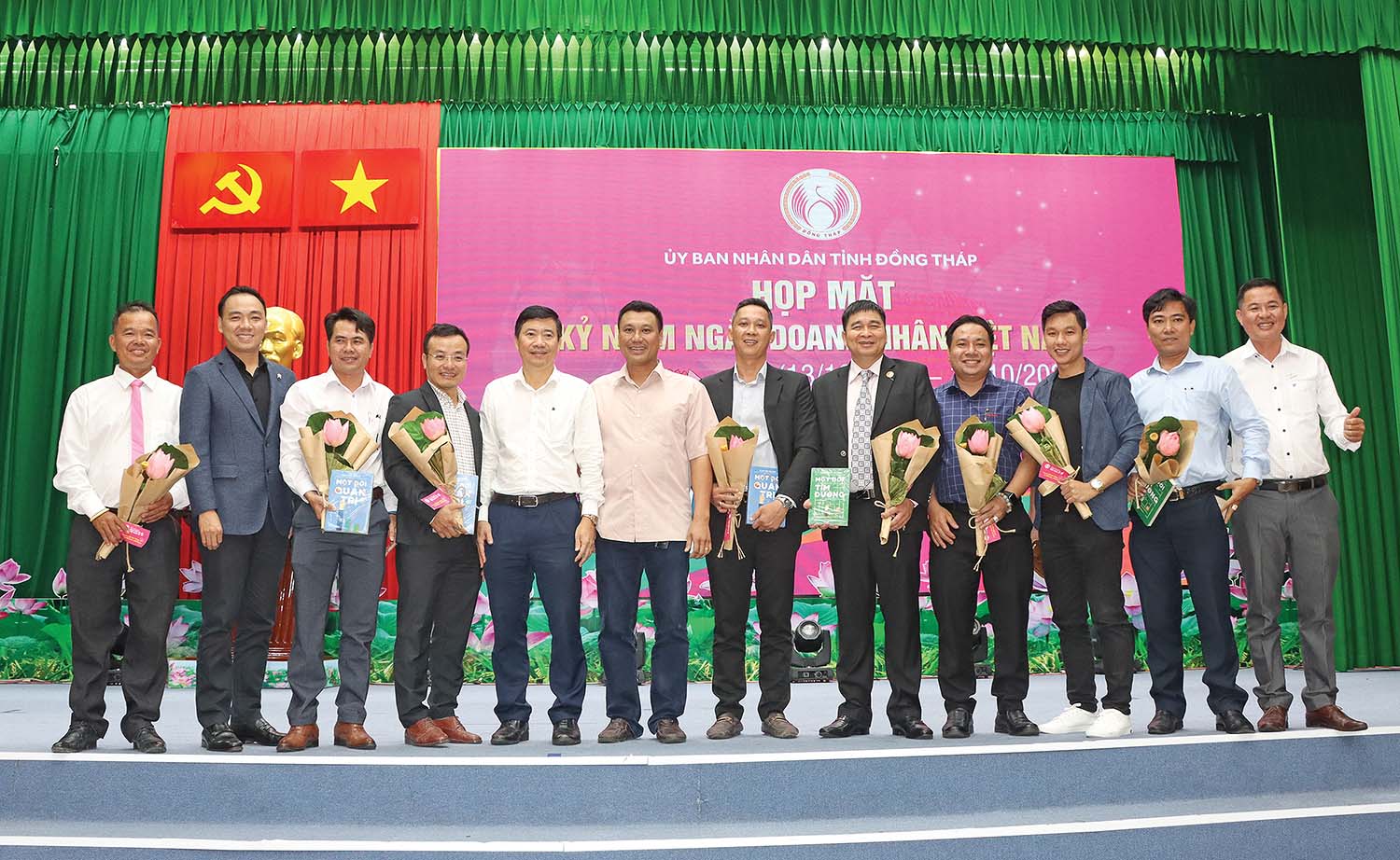 Chủ tịch UBND tỉnh Đồng Tháp Phạm Thiện Nghĩa (thứ 5 từ trái sang) vinh danh và chúc mừng các doanh nghiệp tiêu biểu tỉnh Đồng Tháp năm 2022
