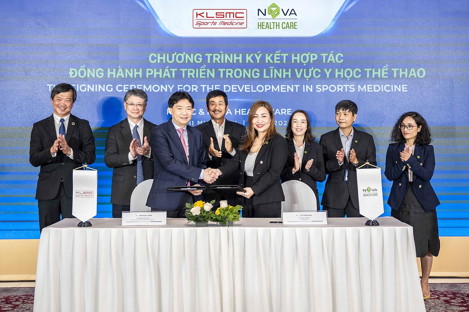 Ông Saw Khay Yong, Người sáng lập và Giám đốc Kuala Lumpur Sports Medicine Centre (KLSMC) và bà Lê Thị Mai Linh – Phó Tổng Giám đốc Nova Service tiến hành ký kết hợp tác.