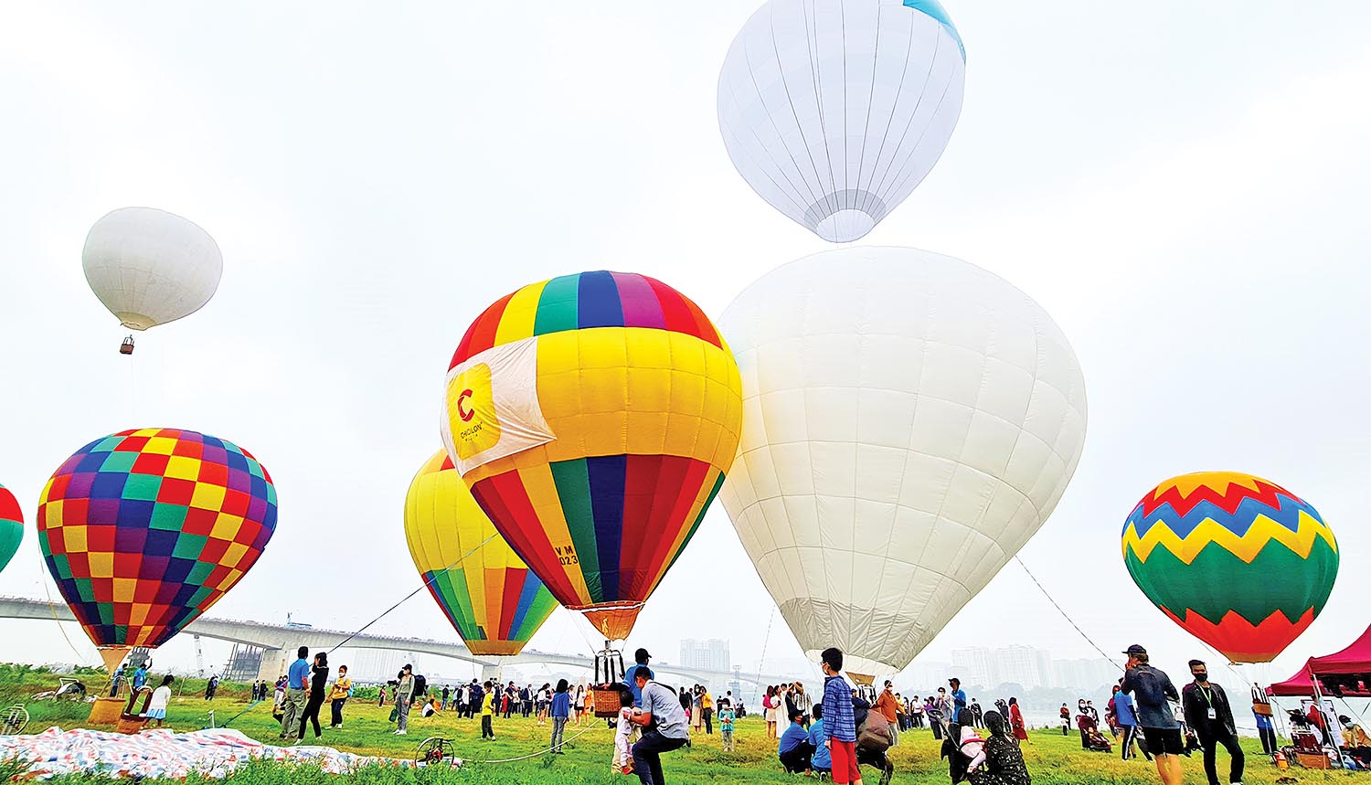 Du khách trải nghiệm khinh khí cầu tại Hà Nội 	ảnh: hạnh nguyên