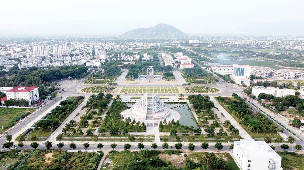 Quảng trường 16 tháng 4 và Bảo tàng Ninh Thuận nằm ở trung tâm TP. Phan Rang - Tháp Chàm