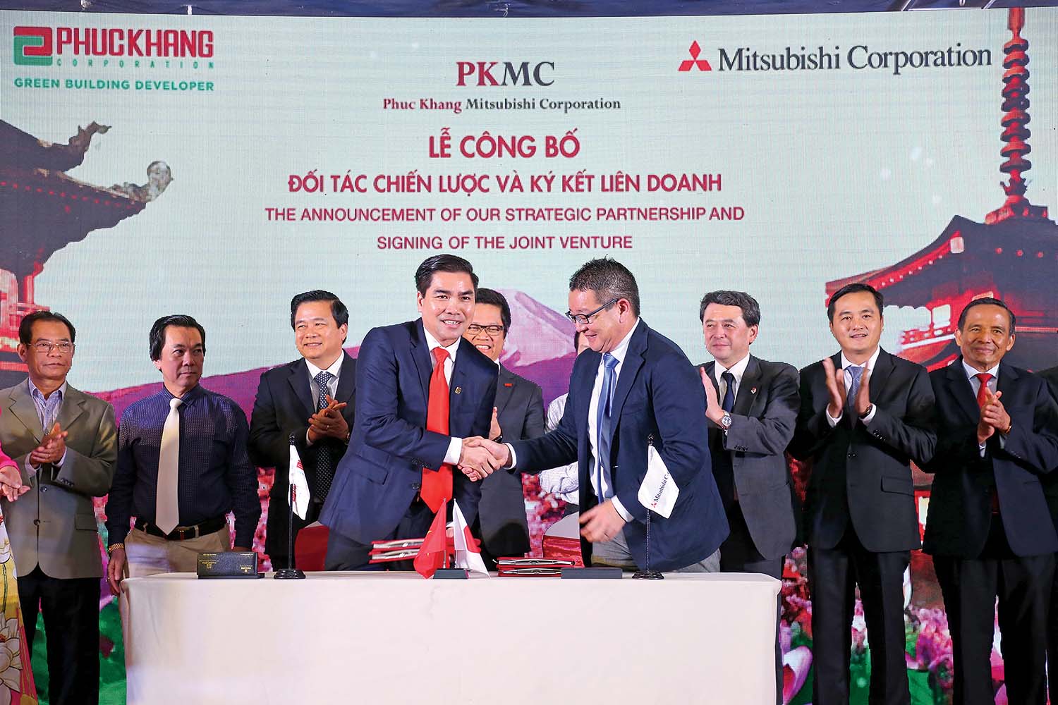 Ông Trần Tam (hàng trên, bên trái), Chủ tịch HĐQT Phuc Khang Corporation trong buổi lễ ký kết liên doanh với đối tác Nhật Bản - Mitsubishi Corporation