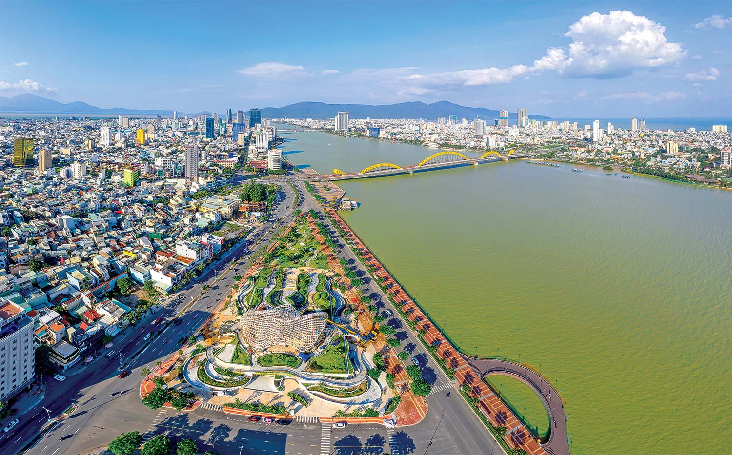 Với hạ tầng ngày càng hoàn chỉnh, cùng cơ chế thông thoáng, Đà Nẵng đã trở thành điểm đến của nhiều nhà đầu tư 	Ảnh: Huỳnh Văn Truyền