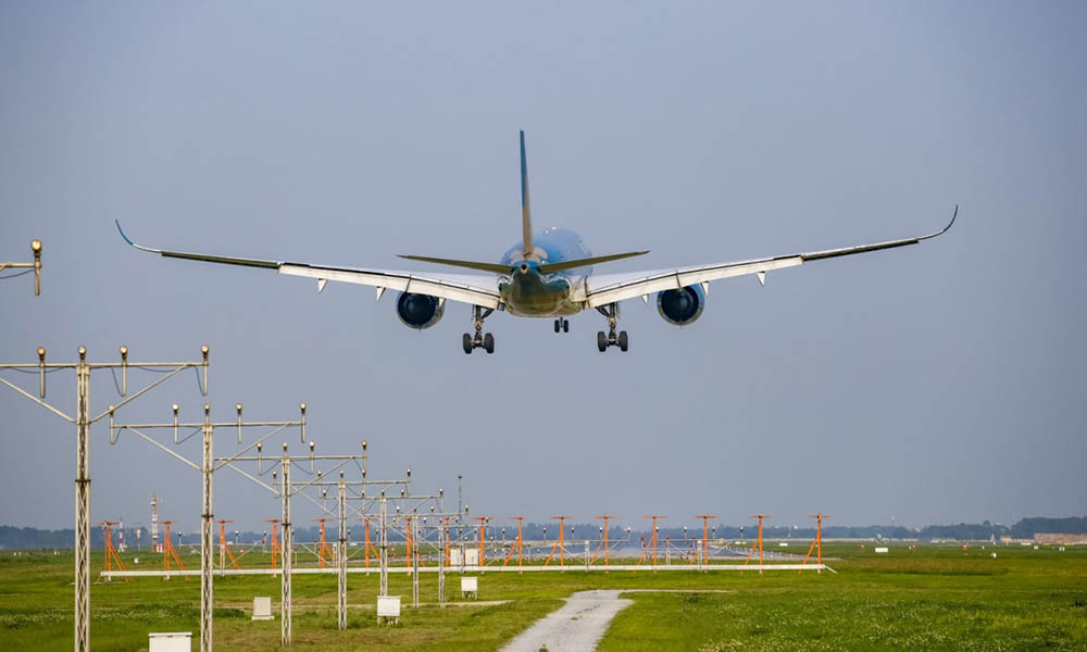 Các sân bay quy mô nhỏ có thể cung cấp kết nối trực tiếp giữa các vùng, hoặc đón các chuyến bay charter quốc tế khi có nhu cầu