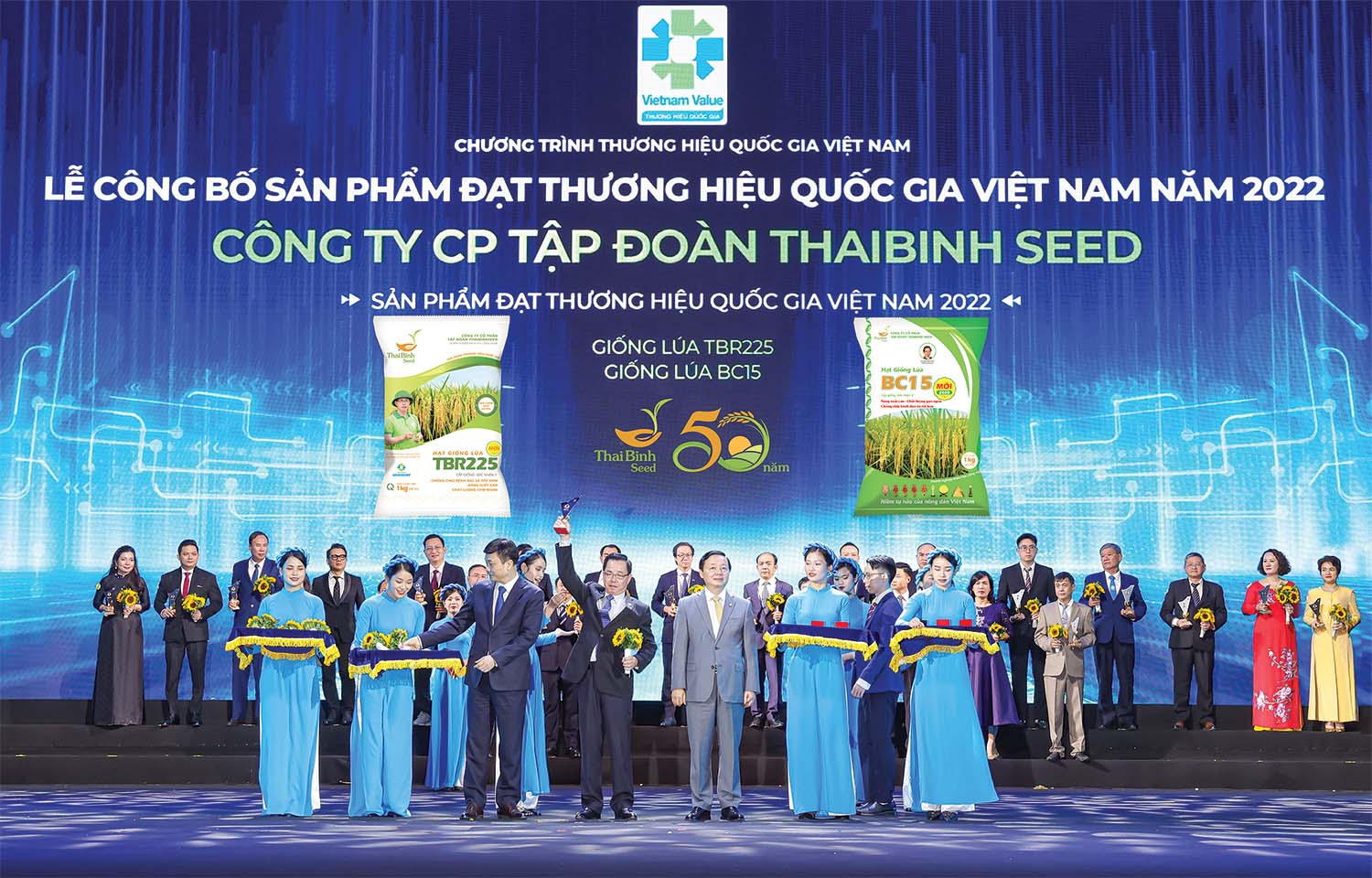 Anh hùng Lao động Trần Mạnh Báo, Chủ tịch HĐQT, Tổng giám đốc ThaiBinh Seed nhận biểu trưng tại Lễ công bố sản phẩm đạt thương hiệu quốc gia Việt Nam 2022