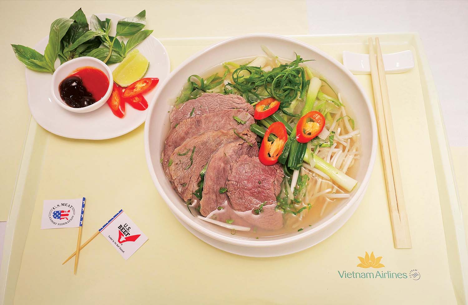 Món phở bò truyền thống được Vietnam Airlines phục vụ trên chuyến bay kỷ niệm 1 năm khai thác đường bay thẳng Việt Nam - Hoa Kỳ, tháng 11/2022