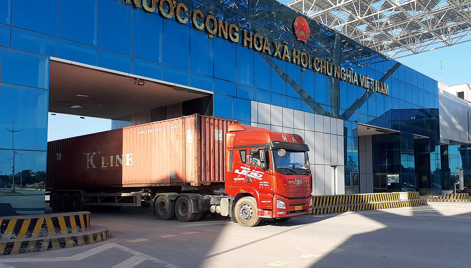 Cửa khẩu Bắc Luân II có vai trò quan trọng trong hoạt động xuất nhập khẩu của các nhà đầu tư nước ngoài tại Quảng Ninh 	ảnh: thanh tân