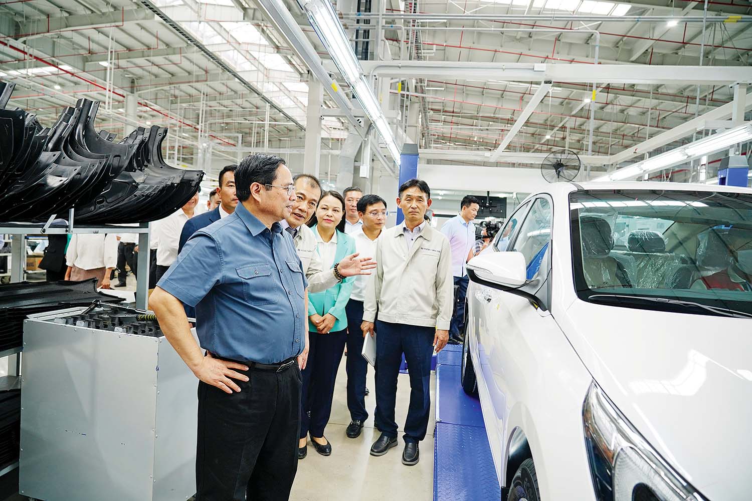 Thủ tướng Chính phủ Phạm Minh Chính cùng lãnh đạo tỉnh Ninh Bình tham quan dây chuyền sản xuất, lắp ráp ô tô Hyundai Thành Công