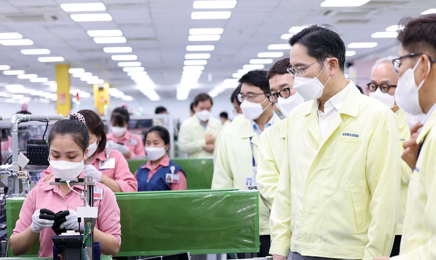 Chủ tịch Tập đoàn Samsung Lee Jae-yong (bìa phải) thăm Nhà máy Samsung Việt Nam 