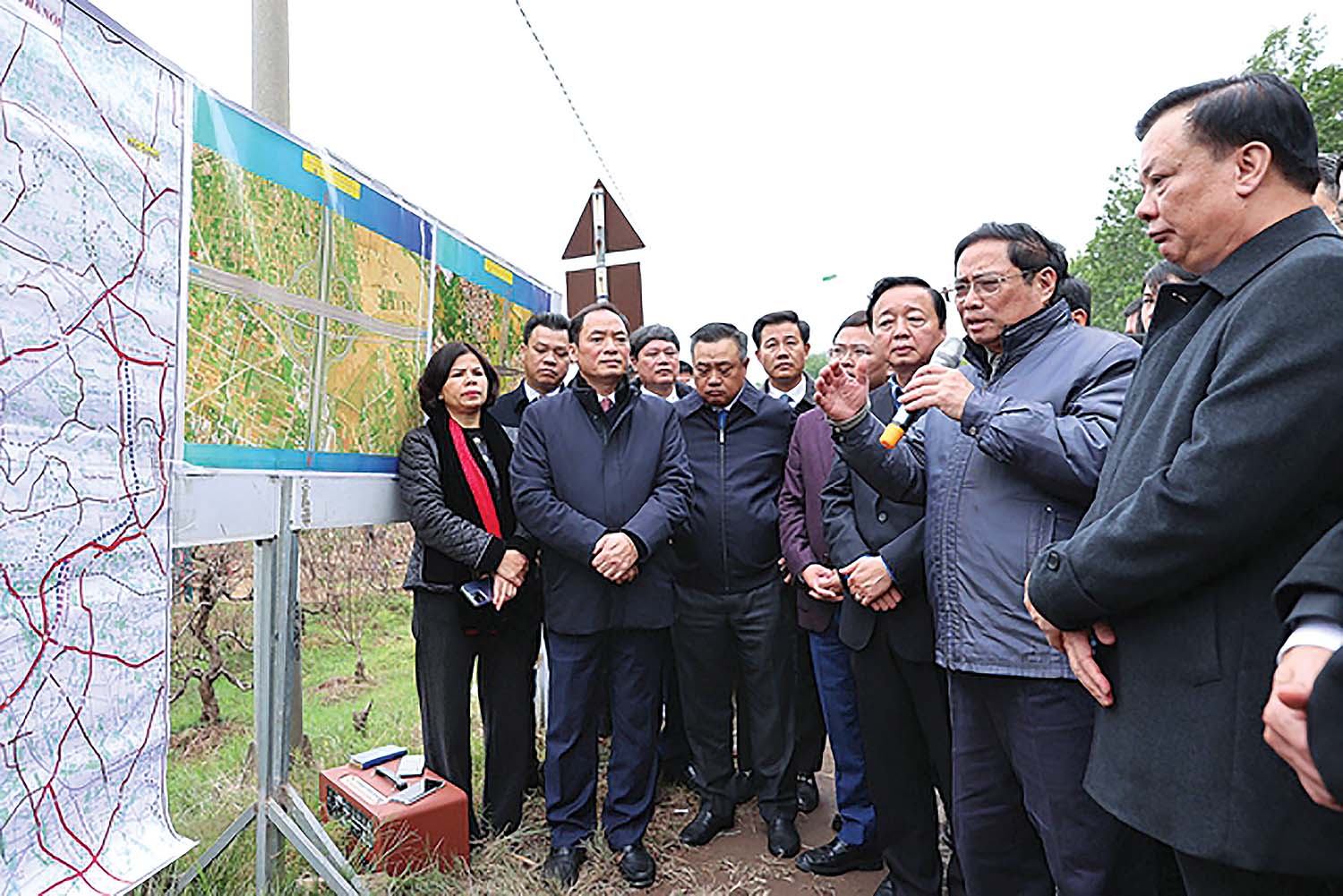 Thủ tướng Chính phủ Phạm Minh Chính đi kiểm tra thực địa Dự án đường Vành đai 4 Vùng Thủ đô 	Ảnh: Nhật Bắc