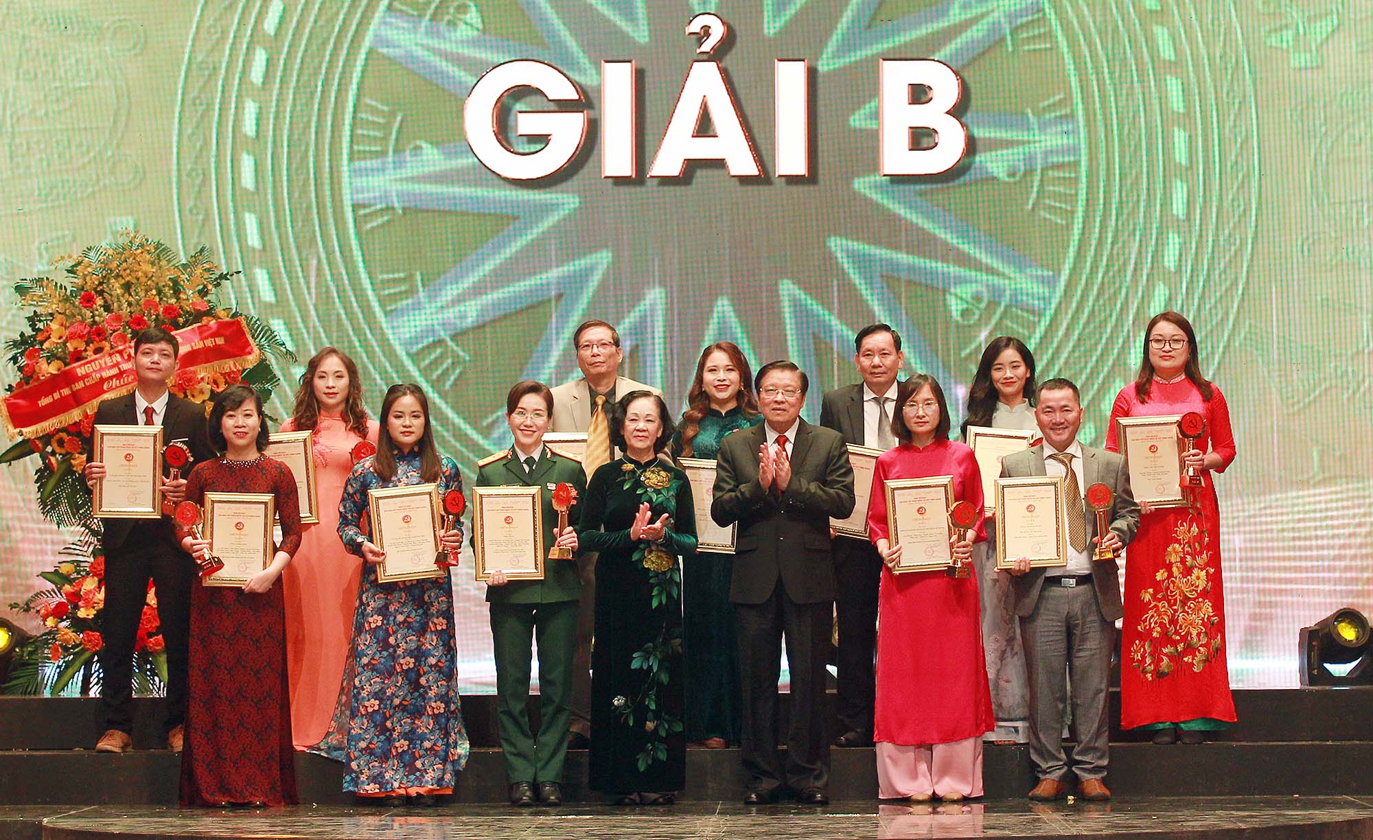 Trưởng Ban Tổ chức Trung ương, Trưởng Ban Chỉ đạo Giải Báo chí toàn quốc về xây dựng Đảng Trương Thị Mai và Trưởng Ban Nội chính Trung ương Phan Đình Trạc trao giải B cho đại diện 