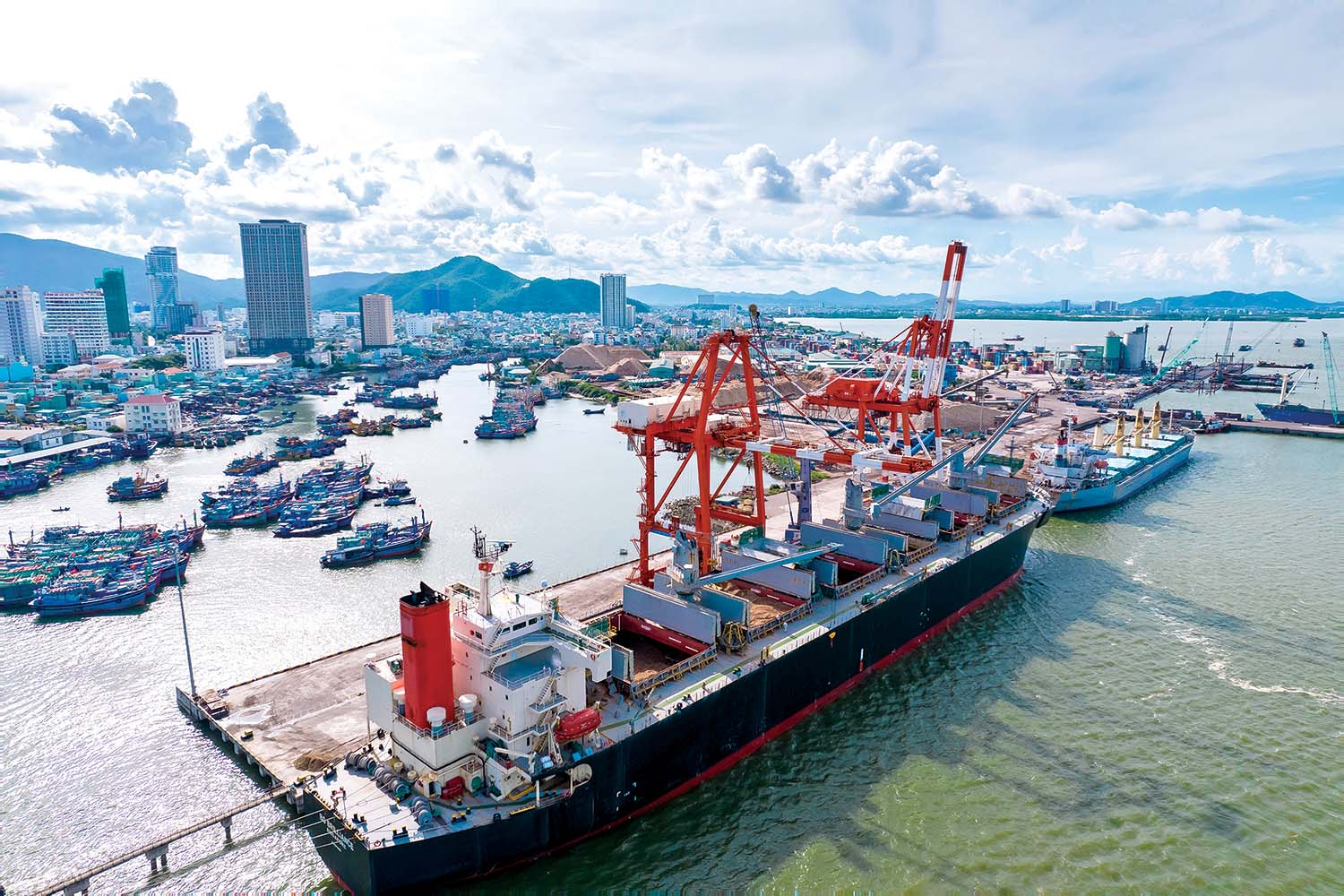 Tổng công ty Hàng hải Việt Nam (VIMC) đang quản lý 14 cảng biển có vị trí quan trọng. Trong ảnh: cảng Quy Nhơn do VIMC quản lý
