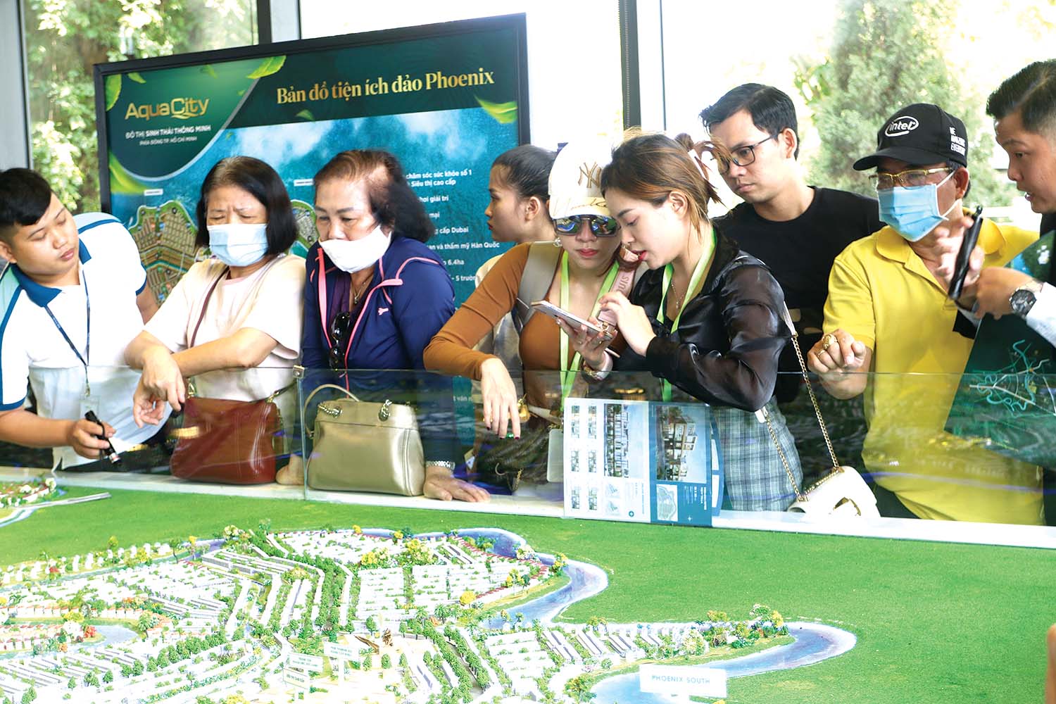 Khách hàng tìm hiểu Dự án Aqua City tại Đồng Nai của Novaland