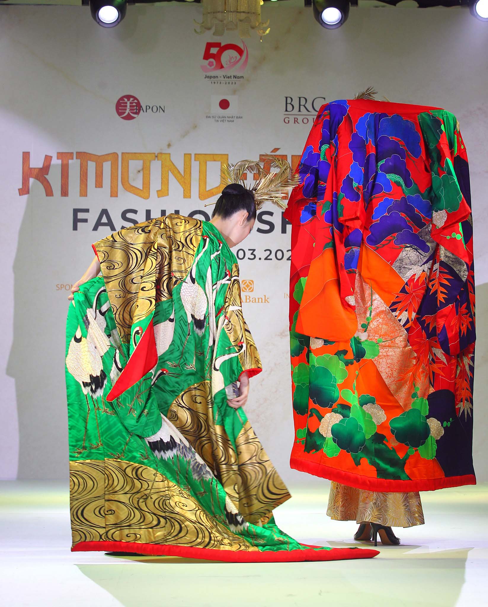 Giới mộ điệu thời trang không ngớt lời cảm thán khi được chiêm ngưỡng những bộ sưu tập kimono truyền thống và cách tân tuyệt đẹp cùng những bộ áo dài được may từ các chất liệu của kimono xưa của nhà thiết kế thời trang tài ba Kobayashi Eiko, cũng là nhà sáng lập tổ chức phi lợi nhuận Be - Japon.