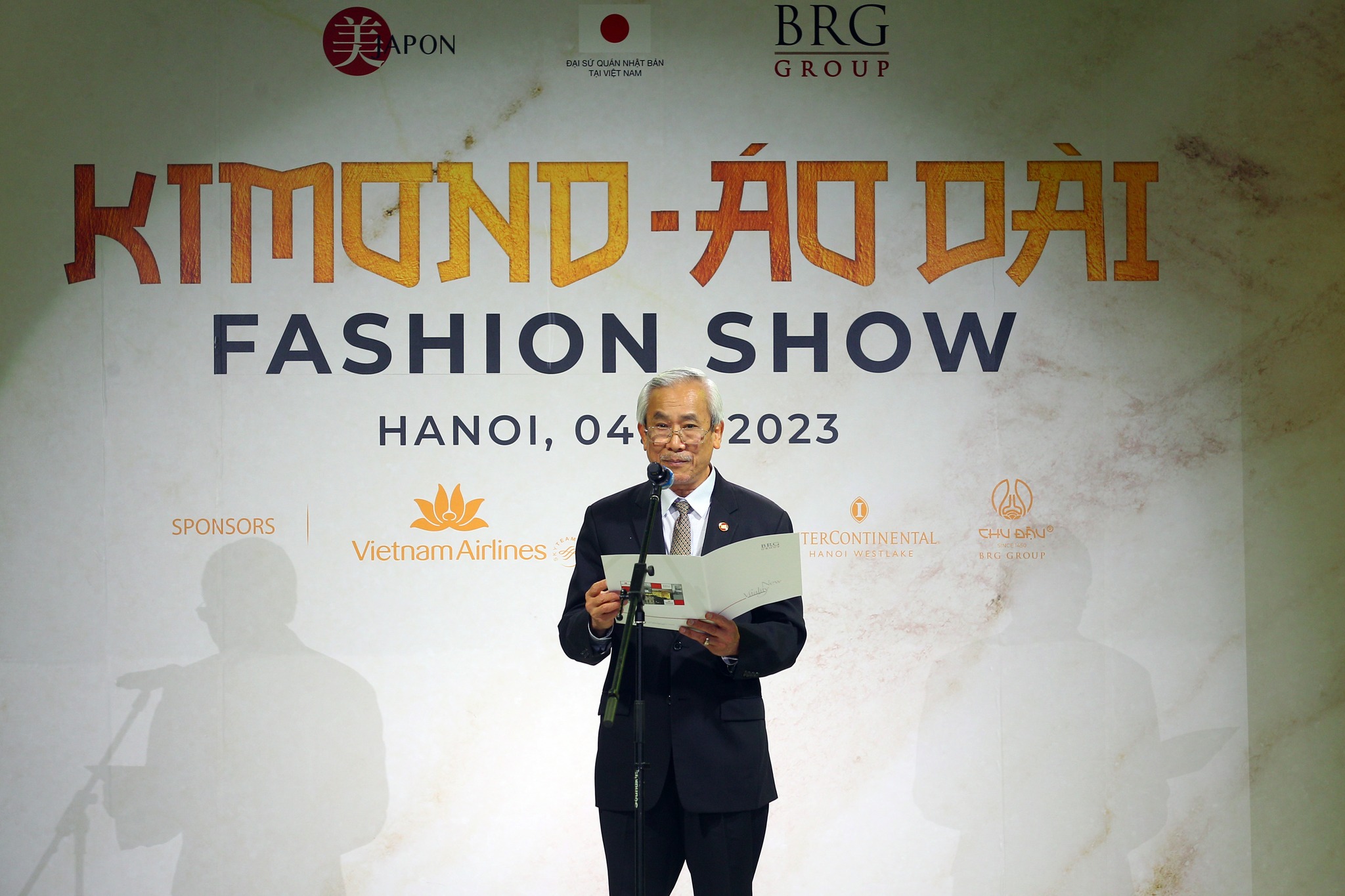 Cũng tại chương trình, ông Lê Hữu Báu, Tổng Giám đốc Tập đoàn BRG cho biết: “2023 cũng là năm đặc biệt khi Tập đoàn BRG kỷ niệm 30 năm thành lập. Không có điều gì vinh dự và tự hào hơn khi Tập đoàn được đồng tổ chức sự kiện giao lưu văn hóa đầy ý nghĩa như Kimono - Aodai Fashion Show. Tôi tin rằng, chương trình này sẽ trở thành một sự kiện văn hóa đặc sắc chào mừng 50 năm quan hệ ngoại giao giữa Việt Nam và Nhật Bản. Đồng thời, góp phần kiến tạo nền tảng cho quan hệ hai nước phát triển vươn tầm khu vực và thế giới, với vị thế ngang bằng, cùng mang lại lợi ích cho nhau, theo định hướng “Việt - Nhật đồng hành - Hướng tới tương lai, vươn tầm thế giới”.