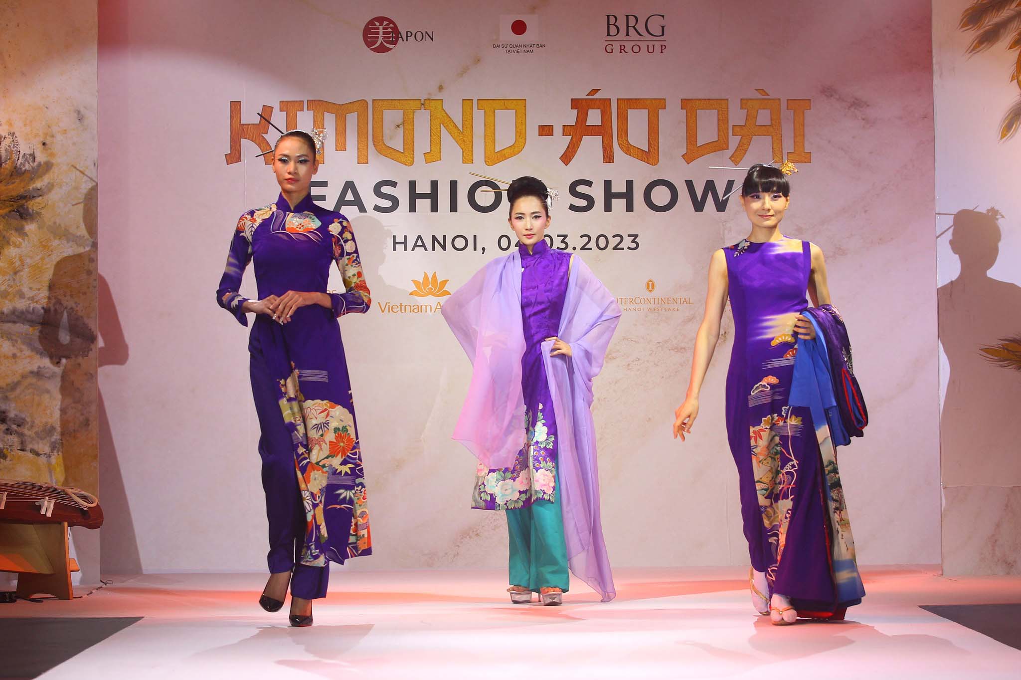 “Kimono - Aodai Fashion Show” - chương trình mở màn chuỗi sự kiện giao lưu văn hóa nghệ thuật đặc biệt kỷ niệm 50 năm thiết lập quan hệ ngoại giao Việt Nam - Nhật Bản (1973-2023), do tổ chức phi lợi nhuận Be - Japon phối hợp với Đại sứ quán Nhật Bản tại Việt Nam và Tập đoàn BRG đồng tổ chức đã gây ấn tượng mạnh với cả những tín đồ đam mê thời trang. 