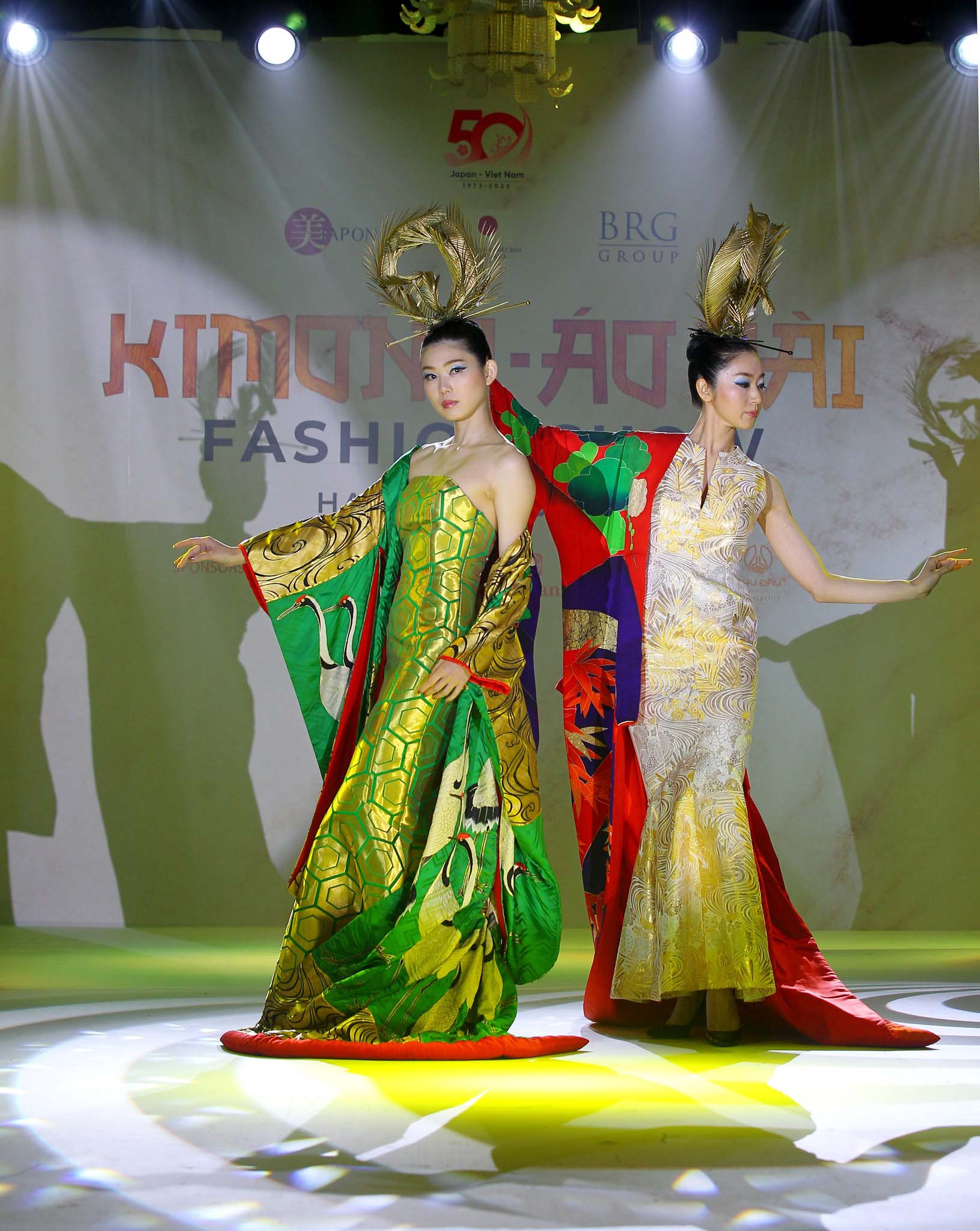 Chương trình Kimono - Aodai Fashion Show đã dẫn lối khán giả tới mê cung xúc cảm với “bản hoà ca” tuyệt đỉnh giữa trang phục truyền thống của phụ nữ hai nước.