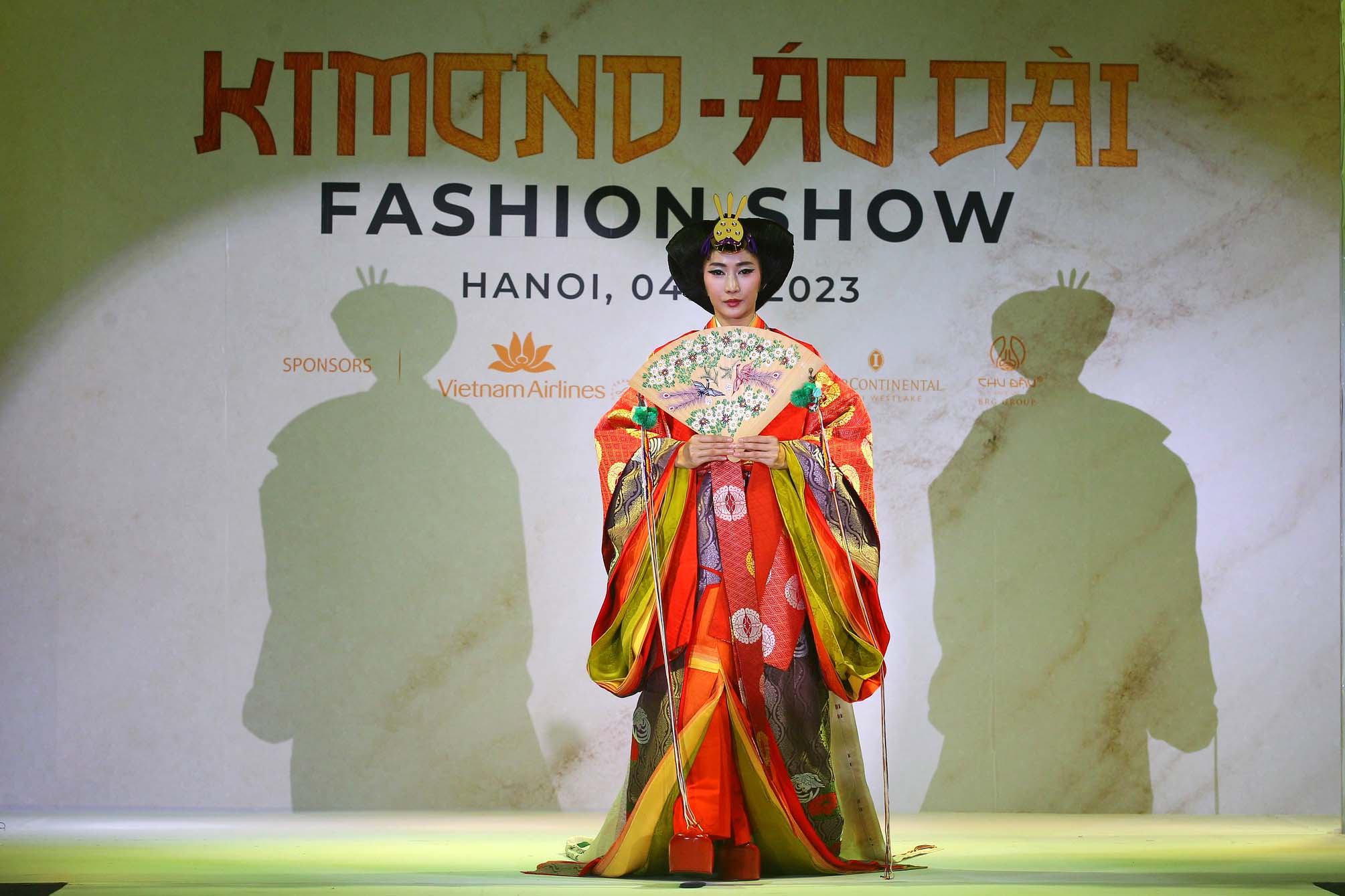Cả 2 buổi biểu diễn Kimono - Aodai Fashion Show lúc 14 giờ và 19 giờ, ngày 4/3, tại Khách sạn InterContinental Hanoi Westlake đều không còn một chỗ trống. Giới mộ điệu thời trang không ngớt lời cảm thán khi được chiêm ngưỡng những bộ sưu tập kimono truyền thống và cách tân tuyệt đẹp cùng những bộ áo dài được may từ các chất liệu của kimono xưa của nhà thiết kế thời trang tài ba Kobayashi Eiko, cũng là nhà sáng lập tổ chức phi lợi nhuận Be - Japon. 