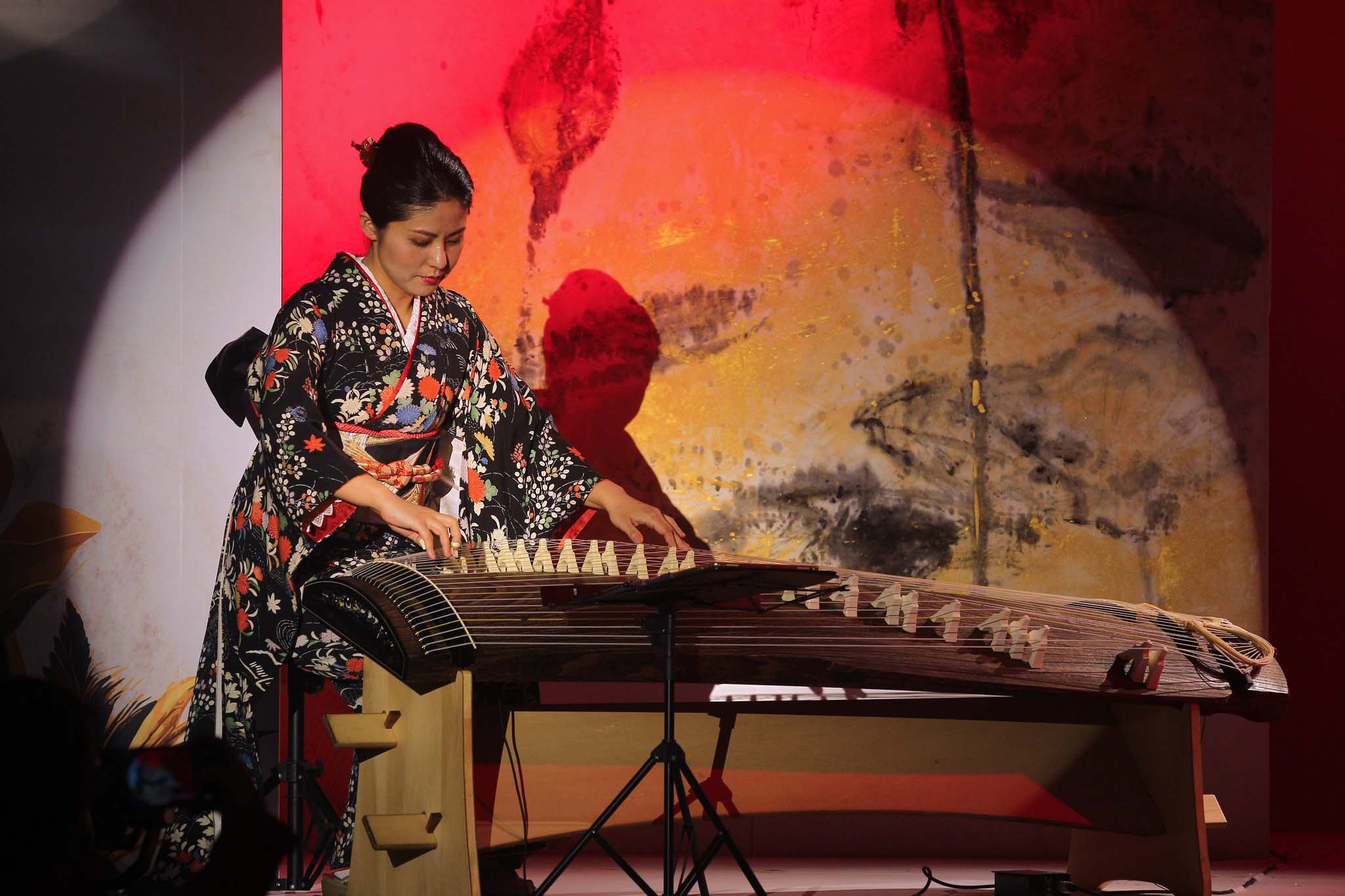 Ngoài ra, không thể không kể tới sự tham gia của nghệ sĩ đàn koto truyền thống của Nhật Bản - Miwa Naitou. 