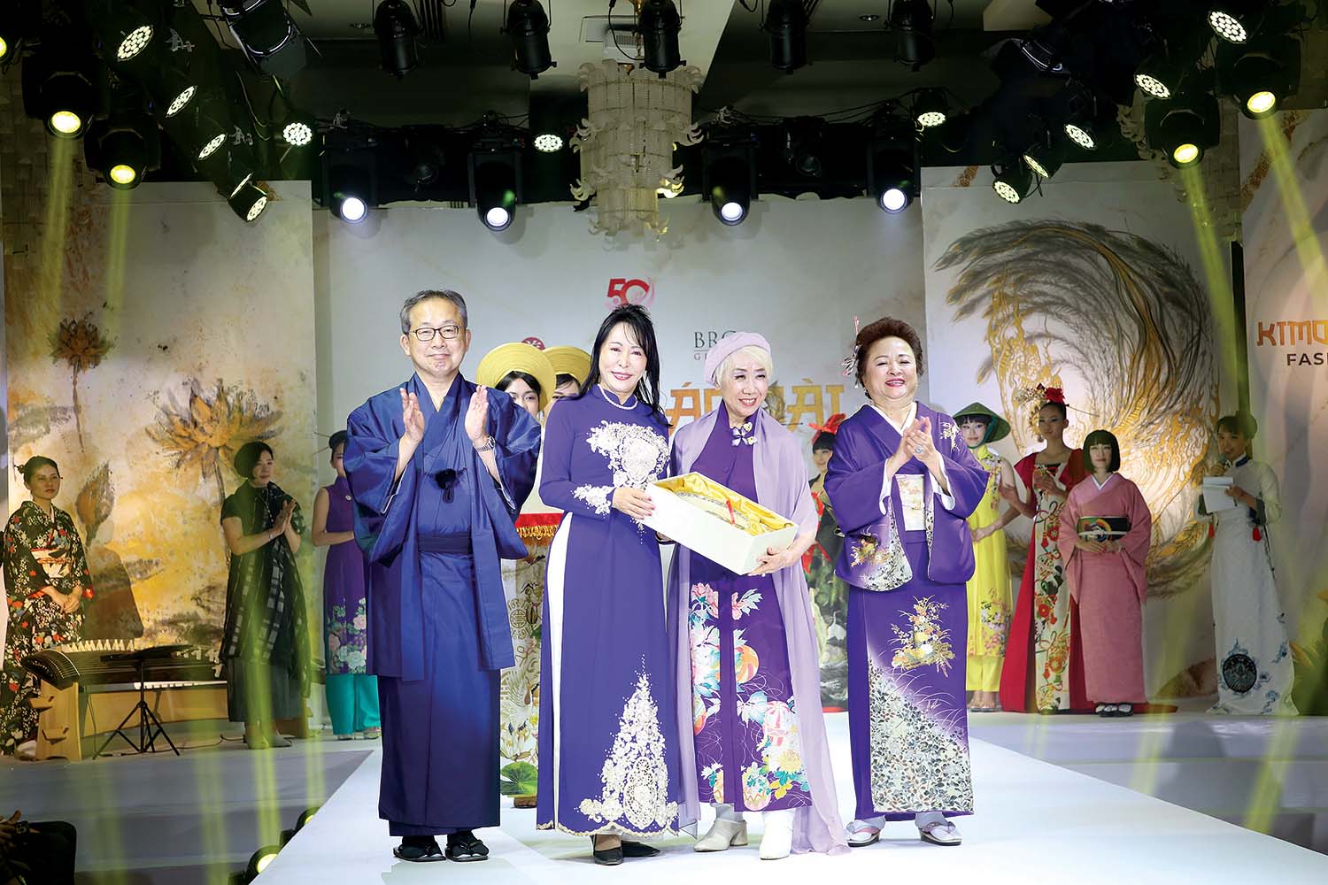 Ban Tổ chức và khách mời nhận quà lưu niệm từ chương trình Kimono - Aodai Fashion Show. Từ trái qua phải: Ngài Yamada Takio, Đại sứ đặc mệnh toàn quyền Nhật Bản tại Việt Nam; bà Mori Masako, Cố vấn đặc biệt của Thủ tướng Nhật Bản; bà Kobayashi Eiko, nhà thiết kế và nhà sáng lập của Be-Japon; bà Nguyễn Thị Nga, Chủ tịch Tập đoàn BRG