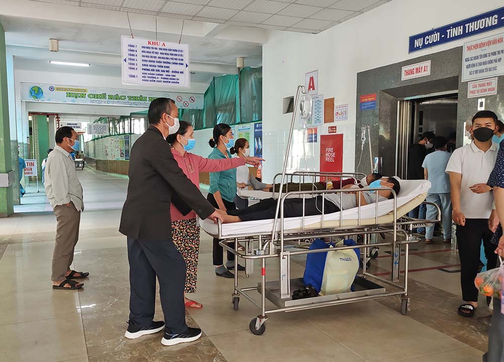 Người dân đến khám, chữa bệnh tại Bệnh viện Đà Nẵng 	Ảnh: T.C