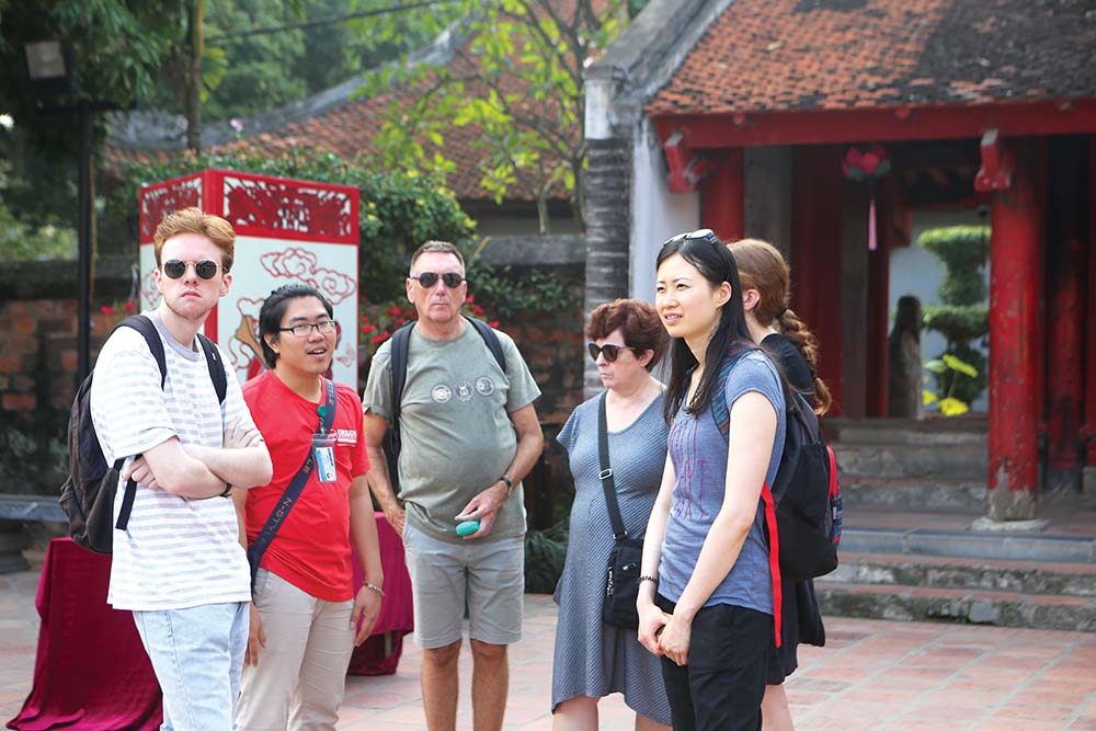 Du lịch Việt Nam dù mở cửa sớm so với các nước trong khu vực, nhưng thu hút khách quốc tế chưa nhiều