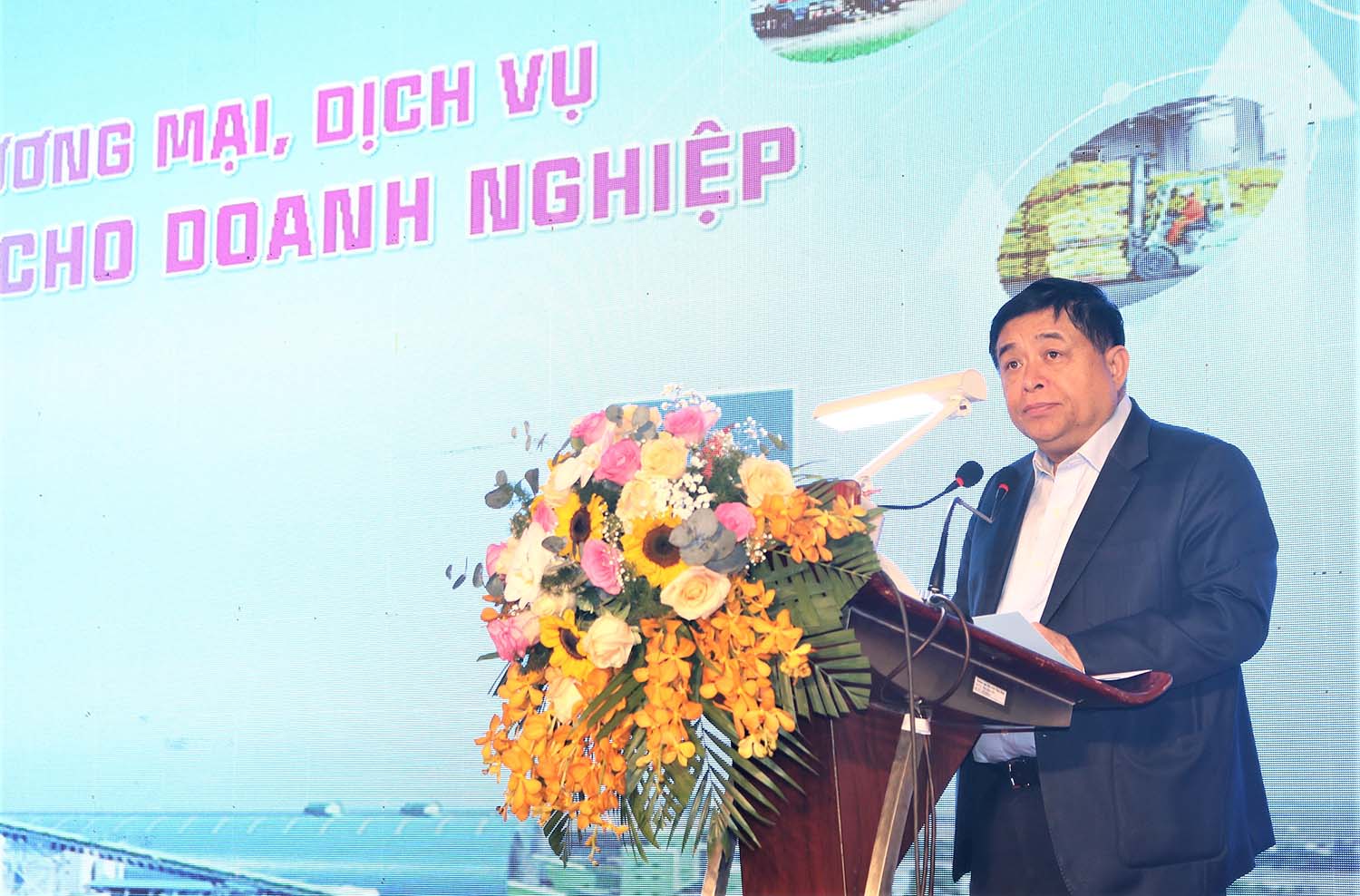 Đồng chí Nguyễn Chí Dũng, Ủy viên Trung ương Đảng, Bộ trưởng Bộ Kế hoạch và Đầu tư phát biểu tại Hội thảo.