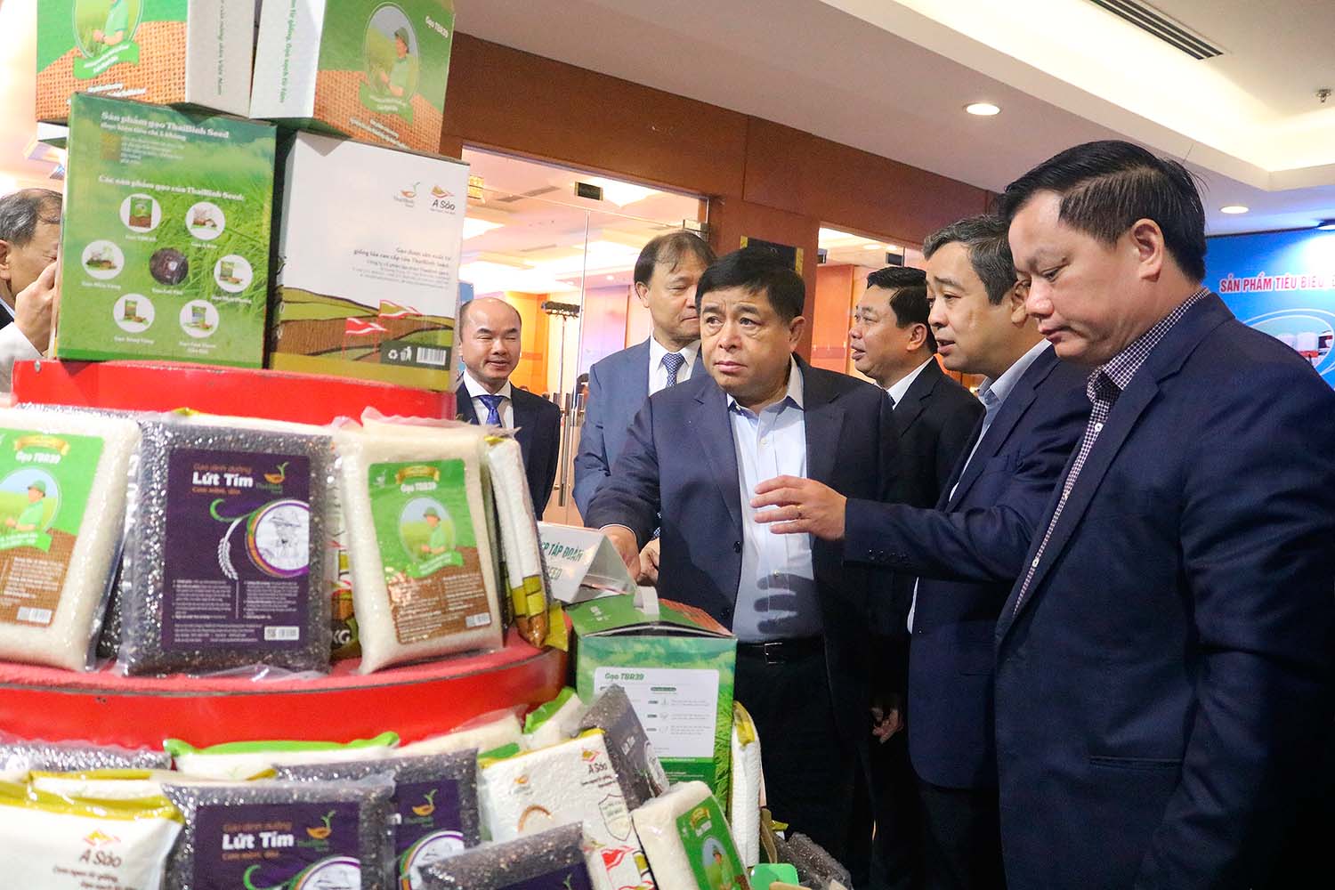 Bộ Trưởng Bộ Kế hoạch và Đầu tư Nguyễn Chí Dũng cùng lãnh đạo Bộ Công Thương, lãnh đạo tỉnh Thái Bình thăm quan các sản phẩm nông nghiệp tiêu biểu của tỉnh Thái Bình