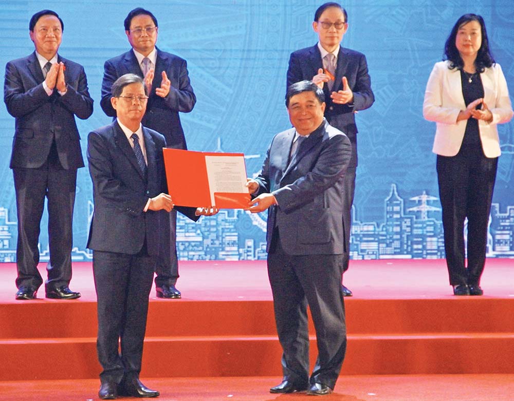 Bộ trưởng Bộ Kế hoạch và Đầu tư Nguyễn Chí Dũng (bên phải) trao quyết định chấp thuận chủ trương đầu tư của  Thủ tướng Chính phủ cho Dự án Khu đô thị ven vịnh Cam Ranh