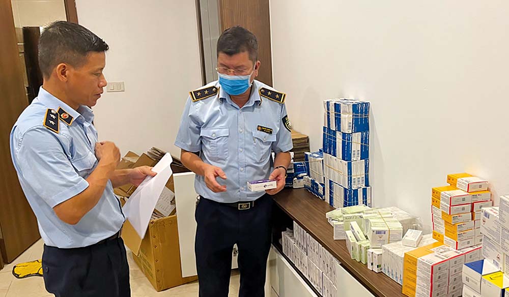Lực lượng chức năng kiểm tra số lượng thuốc không có hóa đơn, chứng từ tại một căn hộ chung cư tại Hà Nội