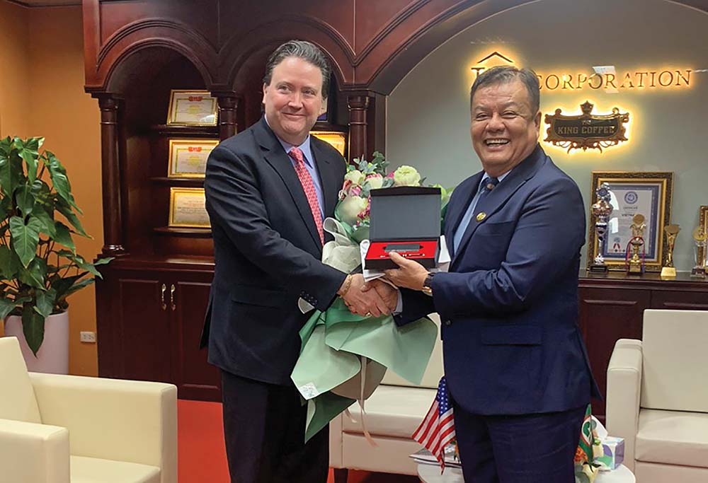 Ông Trần Đình Quyền, Chủ tịch HĐQT, Tổng giám đốc Tín Thành Group (bên phải) tiếp đón ngài Marc E. Knapper, Đại sứ Mỹ tại Việt Nam, đến thăm và đàm thoại với doanh nghiệp	