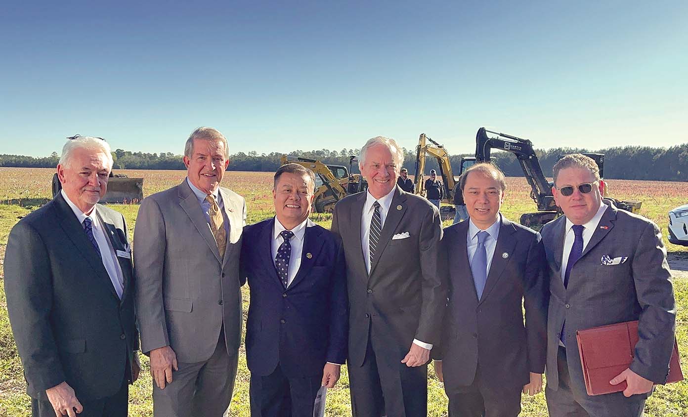 Ông Trần Đình Quyền (thứ 3 từ trái sang) chụp ảnh lưu niệm cùng Đại sứ Việt Nam tại Mỹ, Thống đốc bang Nam Carolina, các bộ trưởng, nghị sỹ Mỹ tại Lễ động thổ Nhà máy của Tín Thành Group tại tiểu bang Nam Carolina (Mỹ)