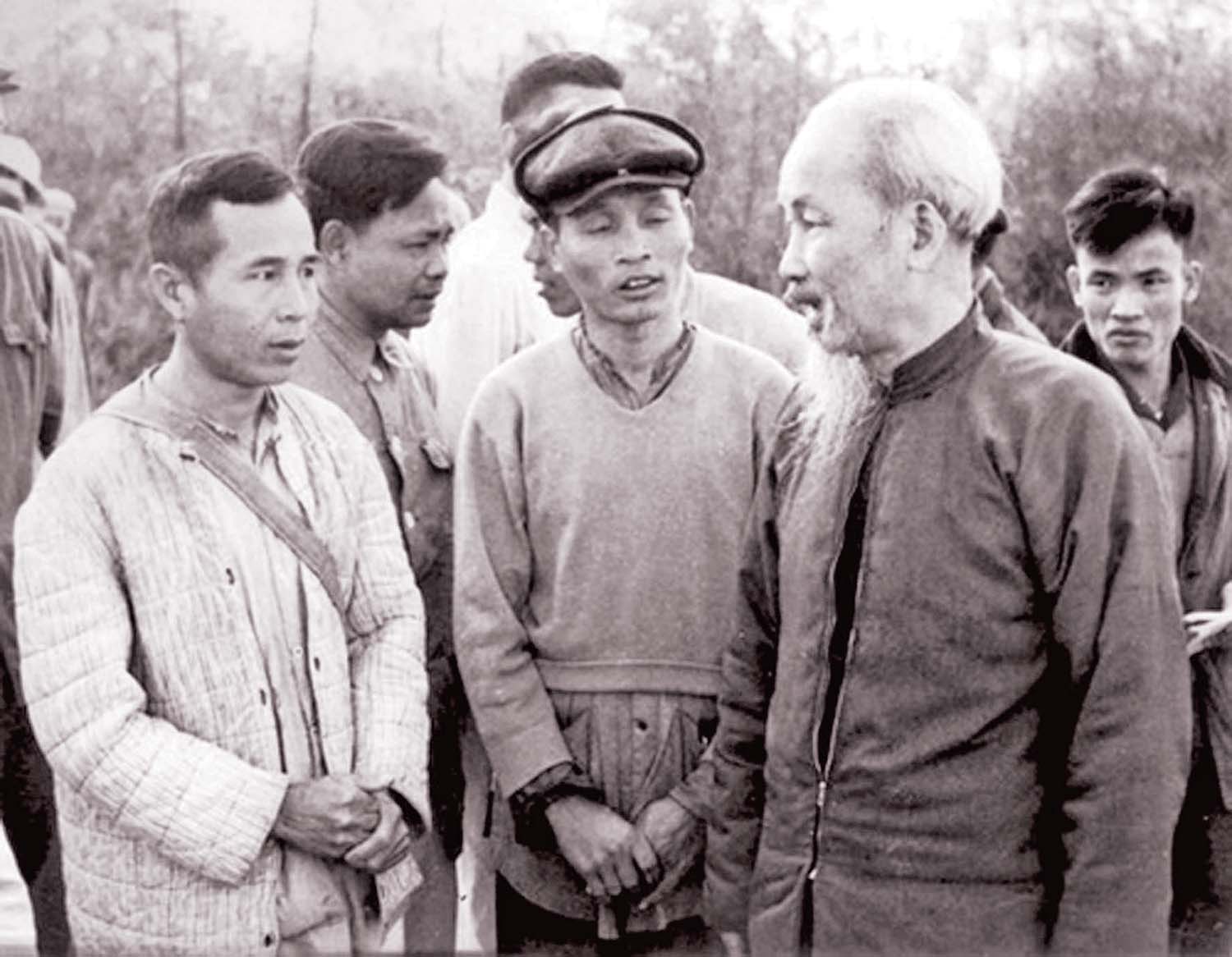 Chủ tịch Hồ Chí Minh nói chuyện với các đồng chí lãnh đạo xã Bình Dương (huyện Vĩnh Tường, tỉnh Vĩnh Phúc) về công tác quy hoạch ruộng đất, ngày 25/1/1961	Ảnh: Tư Liệu