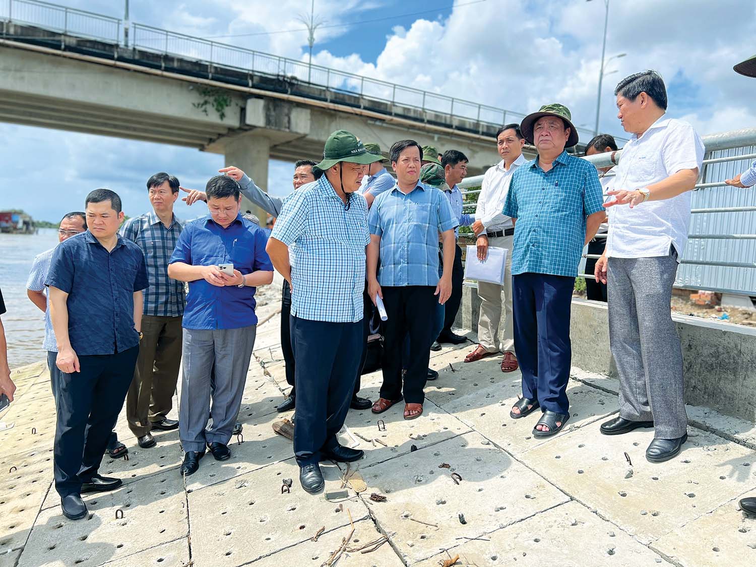 Bộ trưởng Lê Minh Hoan (thứ hai từ phải qua) cùng lãnh đạo tỉnh Cà Mau khảo sát tình hình sạt lở tại huyện Năm Căn 	Ảnh: Trọng Linh