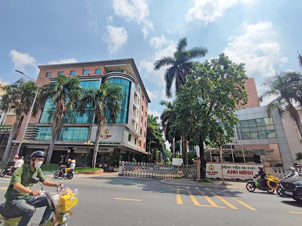 Bệnh viện Đa khoa Anh Minh có vị trí “vàng” khi nằm ở mặt tiền đường Phan Văn Trị, phường 7, quận Gò Vấp, TP.HCM