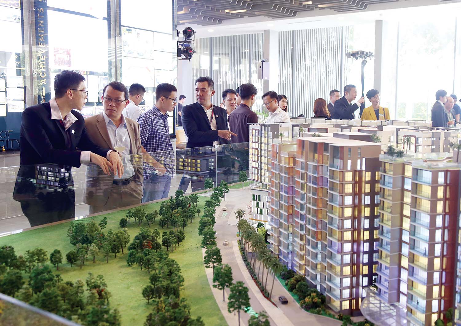 Quy định mua bán bất động sản phải thông qua sàn giao dịch gây lo ngại làm tăng chi phí cho khách hàng  	Ảnh: Hải Phong