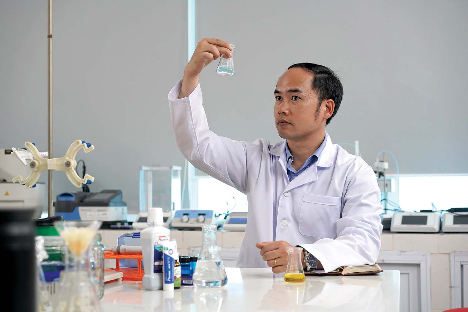 CEO Nguyễn Bá Nghĩa nghiên cứu sản phẩm mới tại Innocare