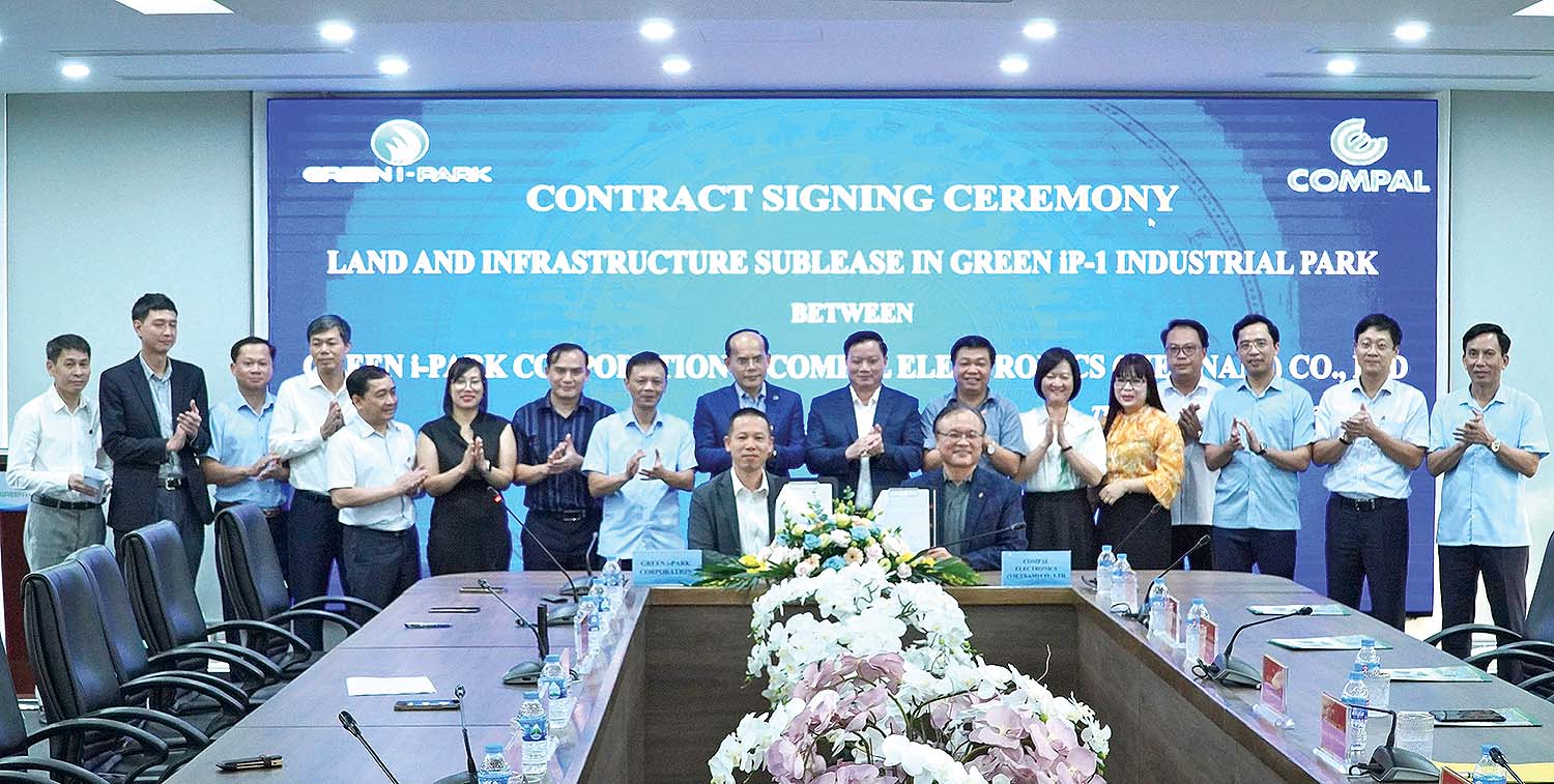 Chủ tịch UBND tỉnh Thái Bình, lãnh đạo tỉnh, các sở ngành, huyện Thái Thuỵ cùng lãnh đạo Công ty CP Green i - Park chứng kiến lễ ký hợp tác giữa Green i - Park và Compal Electronics Việt Nam