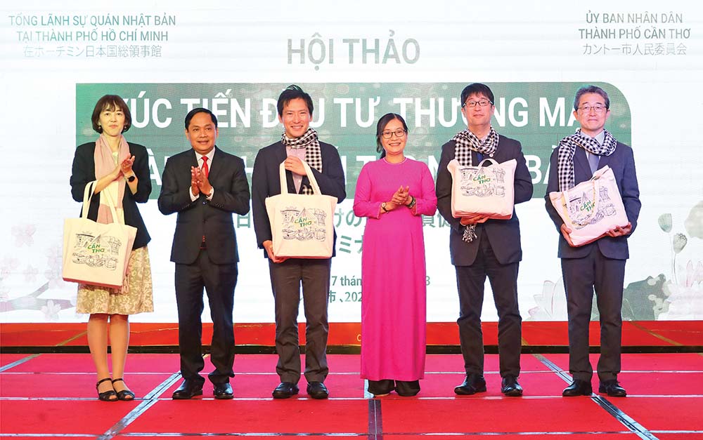 Ông Nguyễn Văn Hồng, Phó chủ tịch UBND TP. Cần Thơ (thứ 2 từ trái sang) trao quà lưu niệm cho các đối tác Nhật Bản 