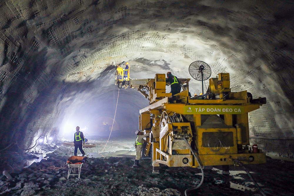 nhà thầu thi công hầm đường bộ Núi Vung - hạng mục quyết định tiến độ của Dự án thành phần Cam Lâm - Vĩnh Hảo