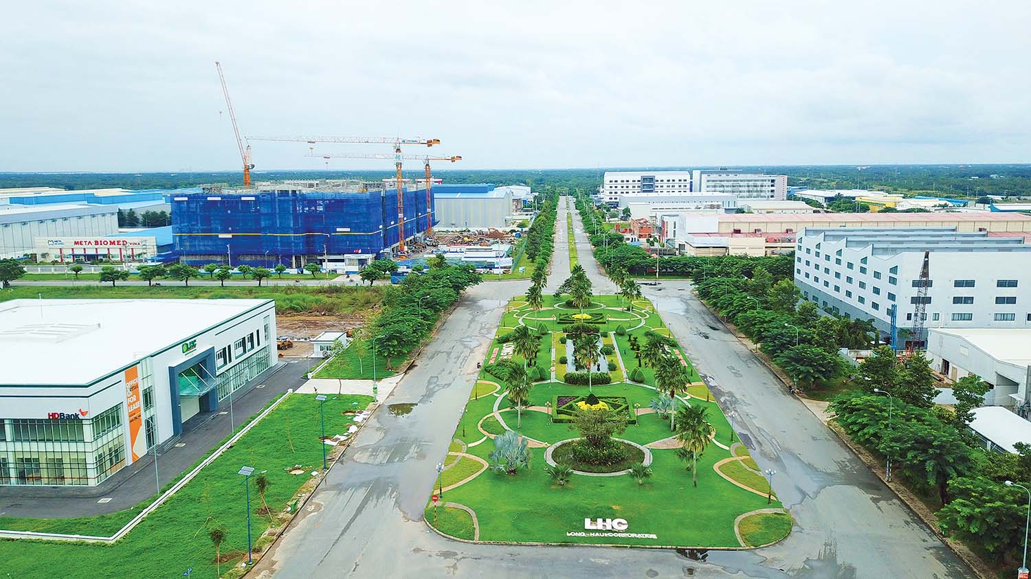 Việt Nam vẫn là địa chỉ được nhiều nhà đầu tư lựa chọn, nhu cầu về bất động sản đang tăng cao. Trong ảnh: Khu công nghiệp Long Hậu	Ảnh: Lê Toàn