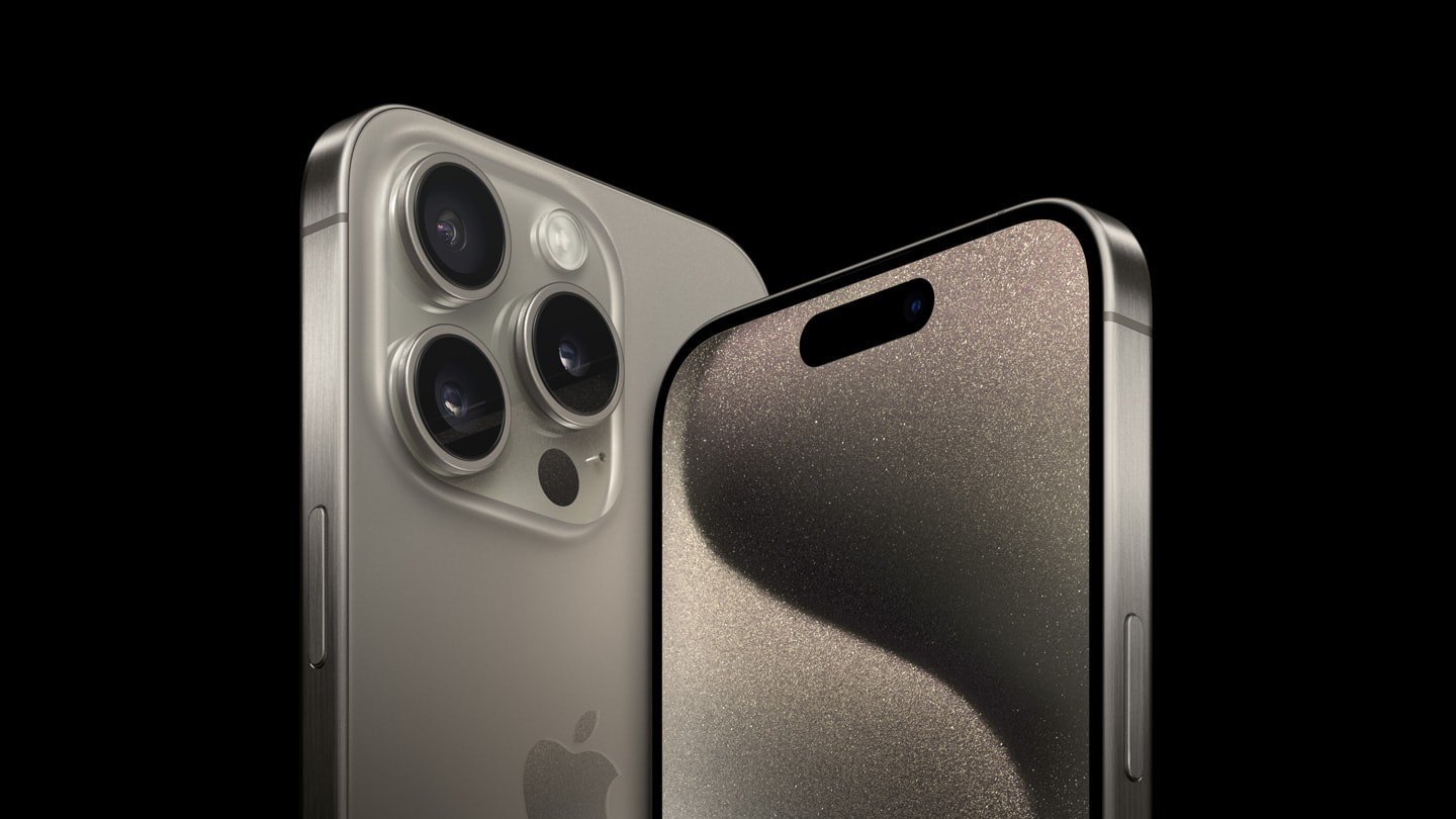 Chất liệu khung máy titan giúp dòng iPhone 15 Pro nhẹ hơn và cứng cáp hơn so với thế hệ cũ. Ảnh: Apple