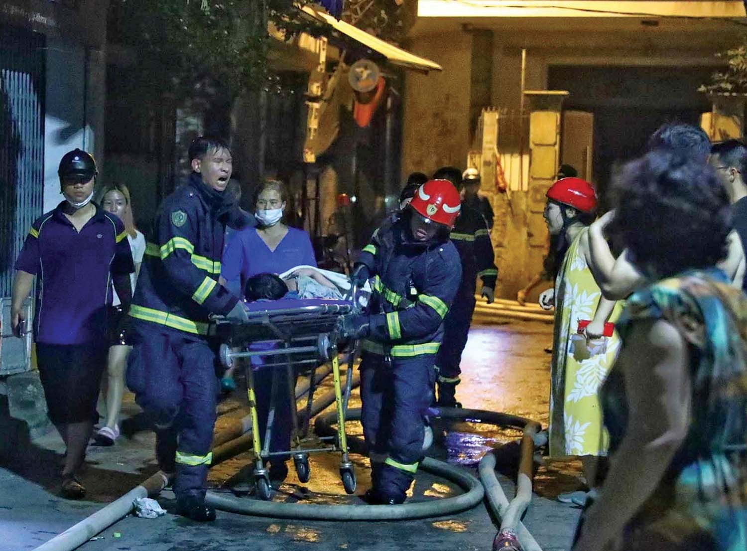 Cứu hộ các nạn nhân vụ cháy tại chung cư mini phố Khương Hạ (quận Thanh Xuân, Hà Nội)